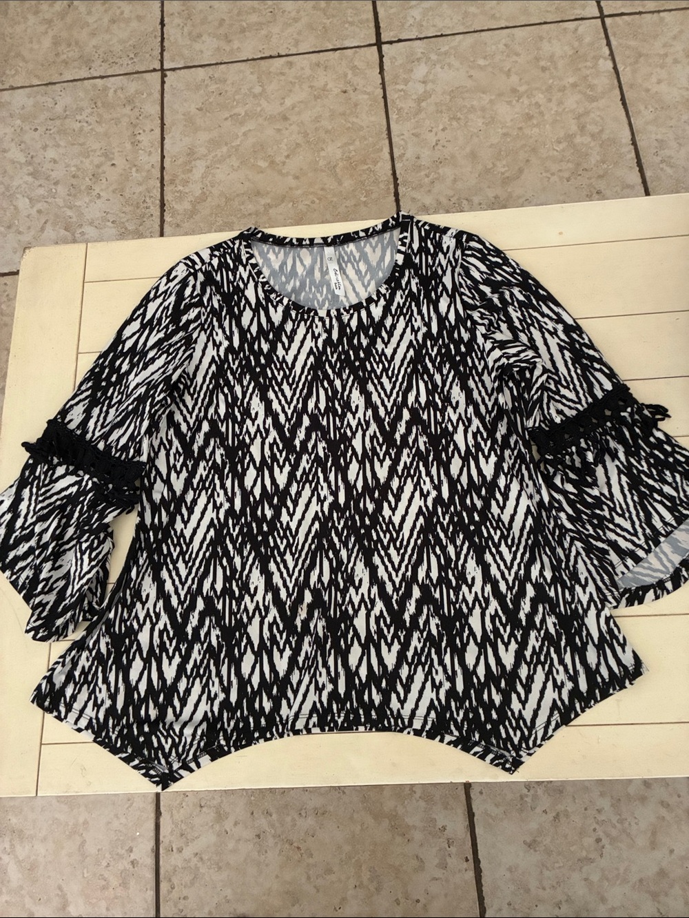 NYCollection 3/4 length bell sleeves with a strip of blacklace & hanging tassels